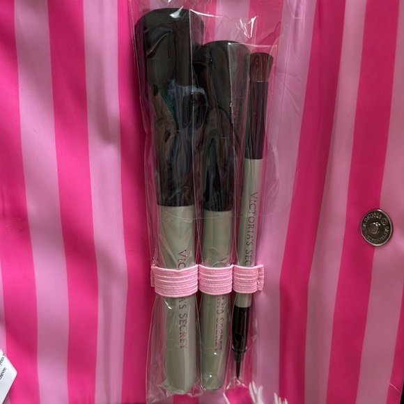 🎉HP🎉 Victoria's Secret Cosmetic Bag & Brush Set NWOT 💗 Black and Silver - Picture 6 of 15